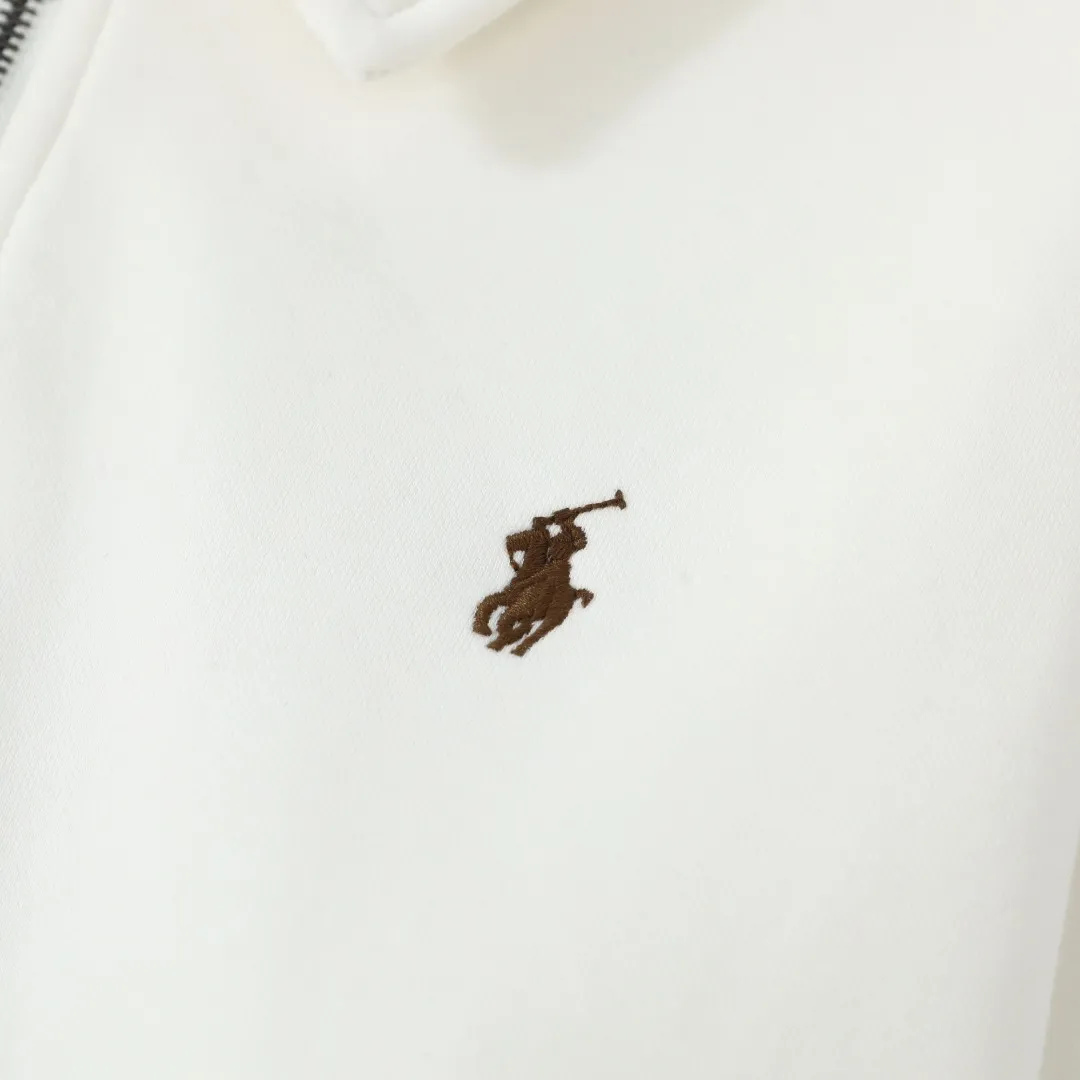 P260 #R99 Ralph Lauren pony logo eight-color half-zip lapel sweatshirt. Wear three times in one suit, easy to switch styles: Fully stand-up collar mode: crisp lapel three-dimensional windproof, taking into account warmth and cool lines, full of coolness ▫️Half-open lazy mode: slightly exposed collarbone, relaxed and comfortable | Pair with a shirt or high collar to show the intellectual atmosphere ▫️Full-open V-neck mode: Visually extends the neck-shoulder ratio | Stacking is more layered, hiding the flesh and making it look slimmer, making it easy to wear with a sense of luxury. Genderless design, shared wardrobe concept: White is gentle and elegant | Black is cool and slimming | Both colors can be used to create a couple CP look. 8 colors are available in the full line | From classic to soft | Meet all daily and occasion dressing needs Quality is reflected in the details: Micro-label logo embroidery | Loose but not procrastinating tailoring | High-grade fabrics ensure a comfortable fit. Easily manage various scenarios such as workplace commuting, weekend leisure, and date travel, effortless chic is the definition of effortless chic.  Color: Black White Navy Mint Green Khaki Pink Yellow Army Green Size: S M L